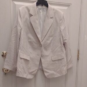 Tahari White Blazer with Structured Silhouette